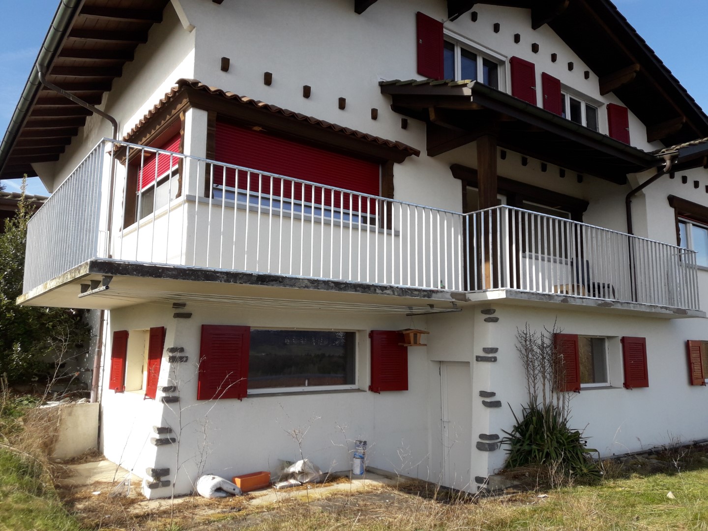 Staketengeländer feuerverzinkt auf Balkon mit vielen Ecken Staketengeländer feuerverzinkt auf Balkon mit vielen Ecken