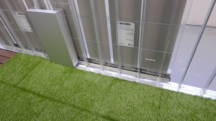Xpress-Solargeländer - Ansicht von hinten mit Solarmodulen, Wechselrichterkiste und Kabelkanal