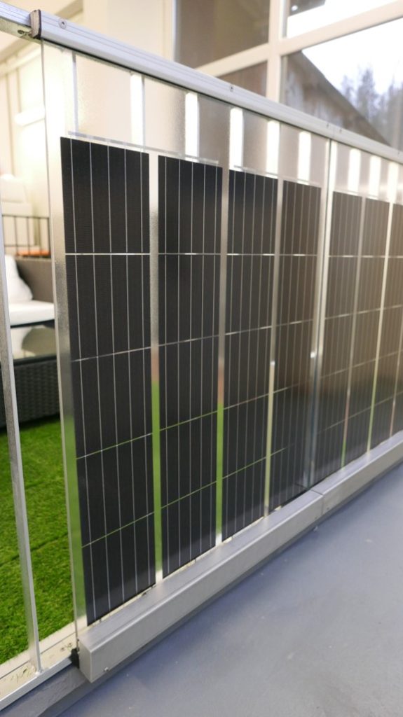 Xpress-Solargeländer - Ansicht von vorne mit Solarmodulen, Kabelkanal und Klammern