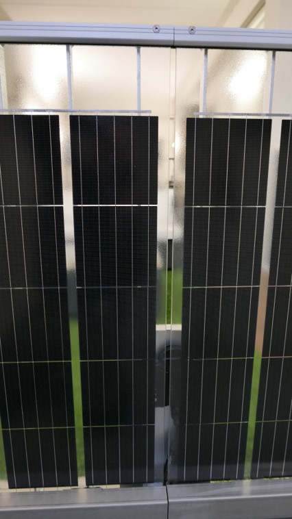 Xpress-Solargeländer - Ansicht von vorne mit Solarmodulen, Kabelkanal und Wechselrichter