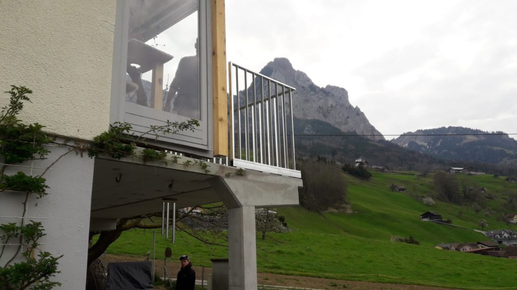 Geläner erhöht für Holzrost Feuerverzinkt mit Mythen im Hintergrund