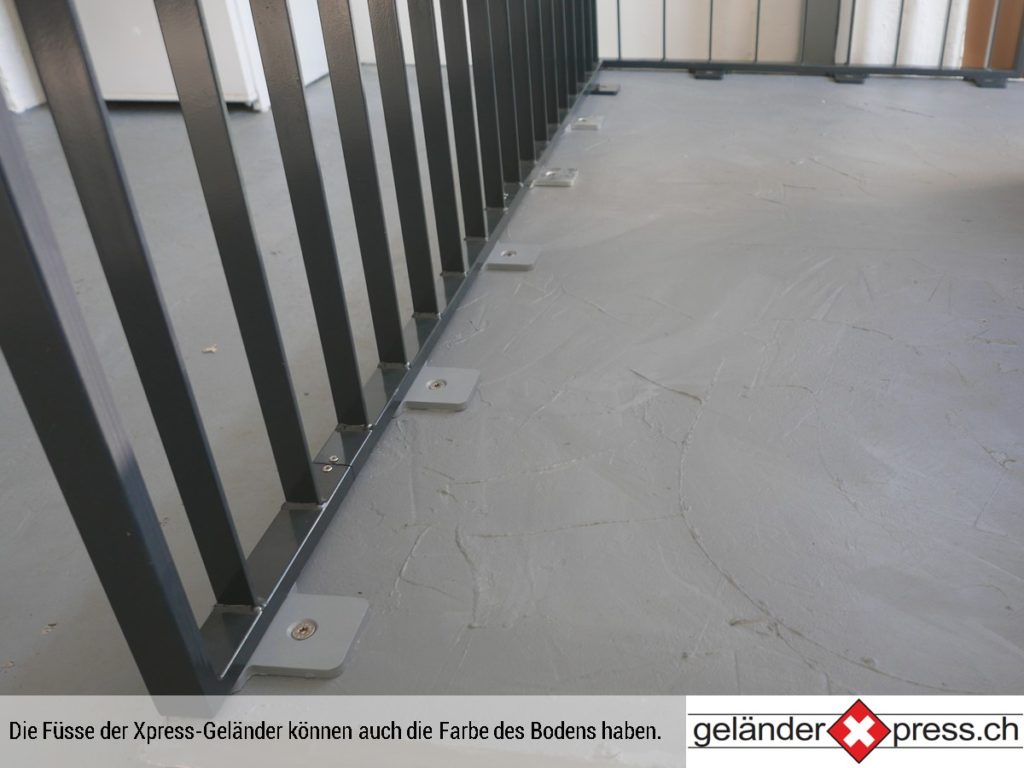 Xpress-Geländer mit farbigen Fussplatten