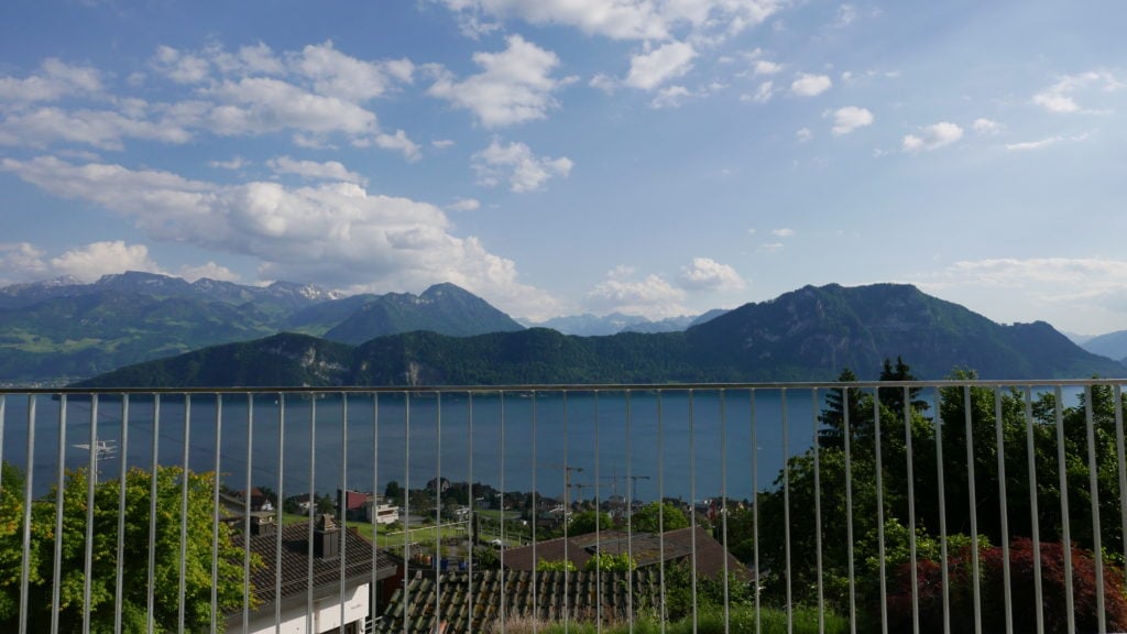 Staketengeländer ohne Pfosten mit Bergen im Hintergrund