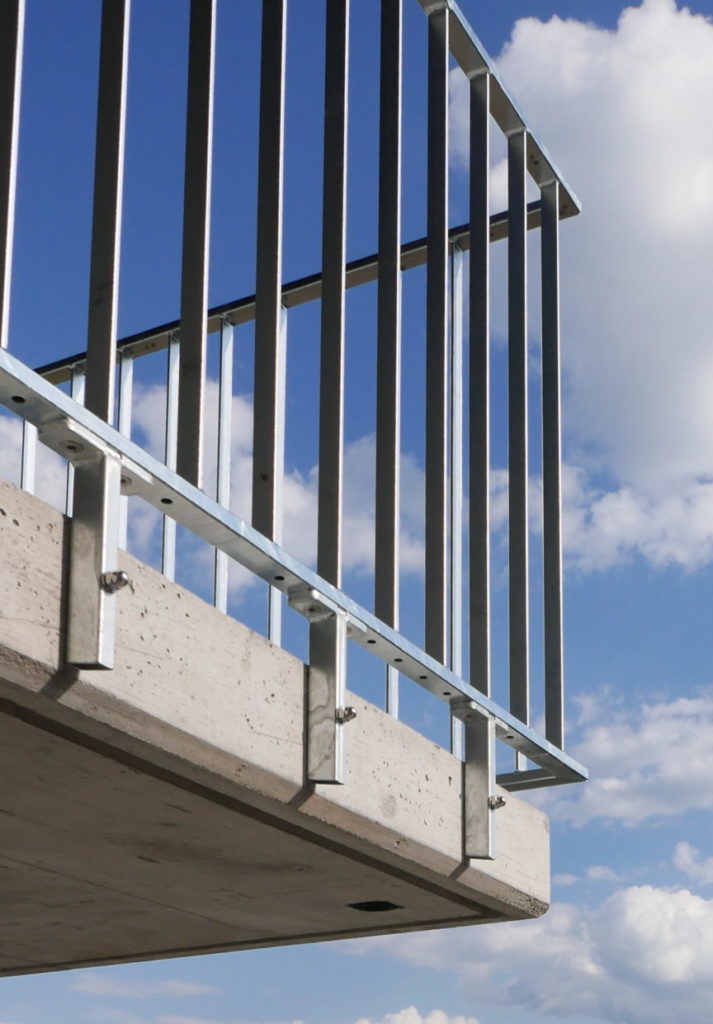 Seitliche Befestigung der Staketengelaender feuerverzinkt an balkon