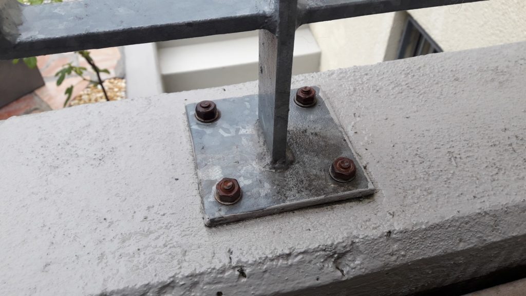 So nicht - Geländer mit billigen, verzinkten Schlagdübeln