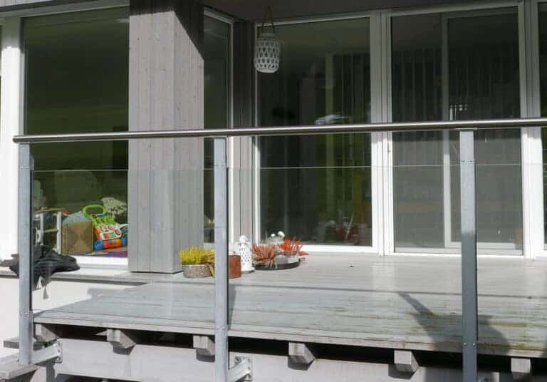 Glasgeländer feuerverzinkt Balkon