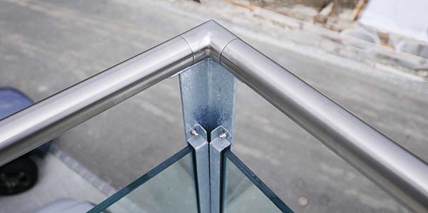 Glasgeländer Chrom Handlauf
