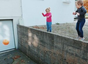 Kinder_und_Ball