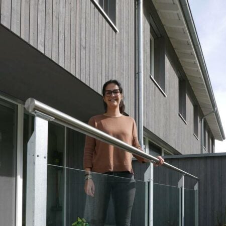 Kundin Mit Glasgeländer