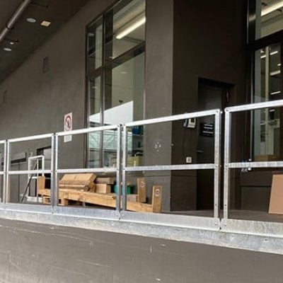 Industriegeländer von oben montiert
